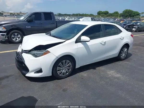 5YFBURHE6JP771054 2018 TOYOTA COROLLA - Image 2