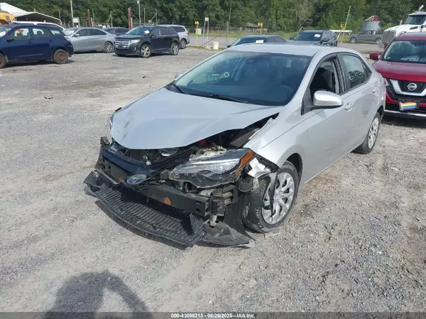 5YFBURHE6JP771944 2018 TOYOTA COROLLA - Image 2