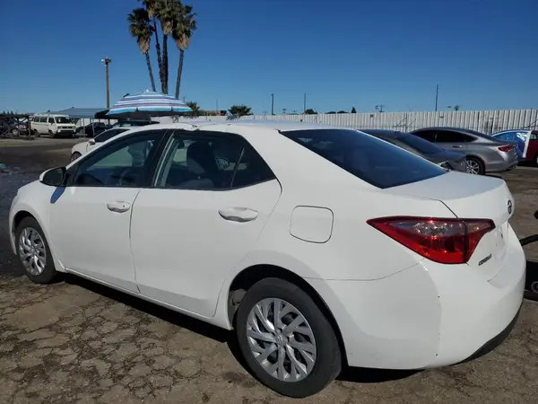5YFBURHE6JP773225 2018 TOYOTA COROLLA - Image 2
