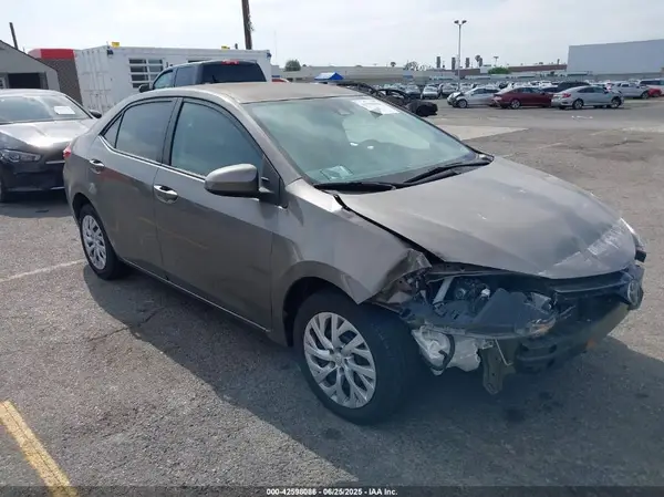 5YFBURHE6JP774827 2018 TOYOTA COROLLA - Image 1