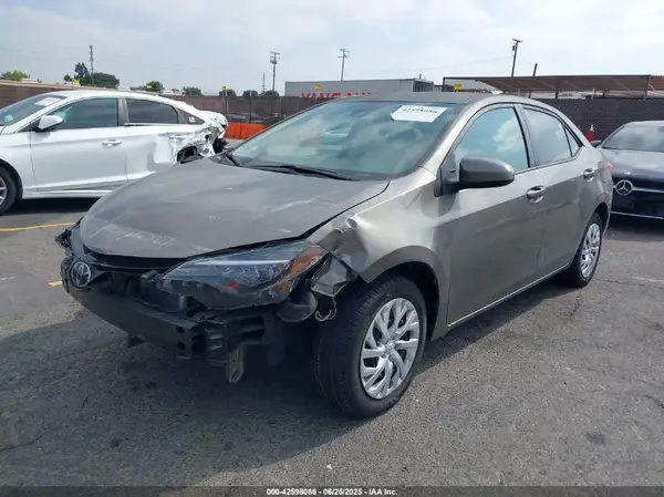 5YFBURHE6JP774827 2018 TOYOTA COROLLA - Image 2