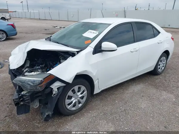 5YFBURHE6JP775704 2018 TOYOTA COROLLA - Image 2