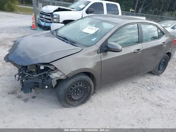 5YFBURHE6JP777209 2018 TOYOTA COROLLA - Image 2
