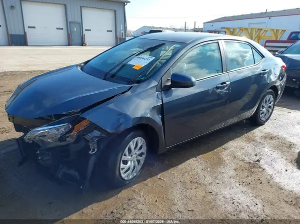 5YFBURHE6JP779946 2018 TOYOTA COROLLA - Image 2