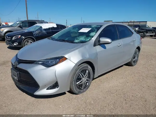 5YFBURHE6JP780806 2018 TOYOTA COROLLA - Image 2