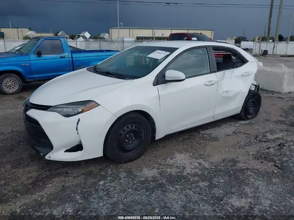 5YFBURHE6JP782877 2018 TOYOTA COROLLA - Image 2