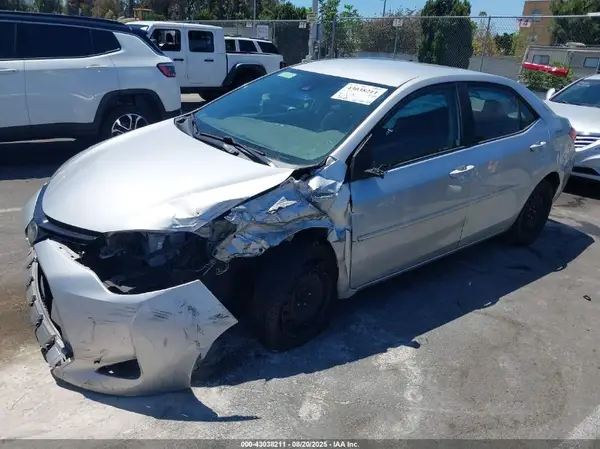 5YFBURHE6JP785231 2018 TOYOTA COROLLA - Image 2