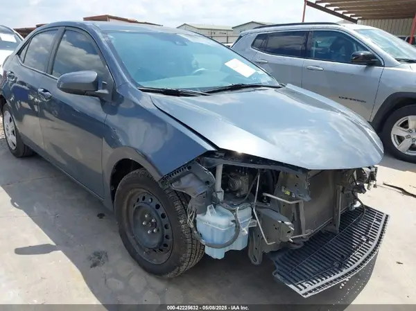 5YFBURHE6JP786105 2018 TOYOTA COROLLA - Image 1