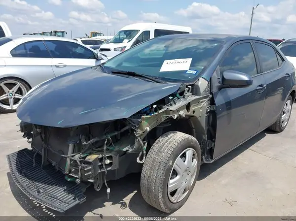 5YFBURHE6JP786105 2018 TOYOTA COROLLA - Image 2