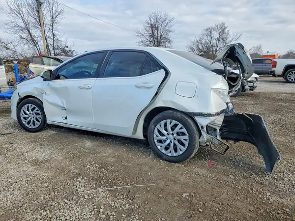 5YFBURHE6JP786993 2018 TOYOTA COROLLA - Image 2