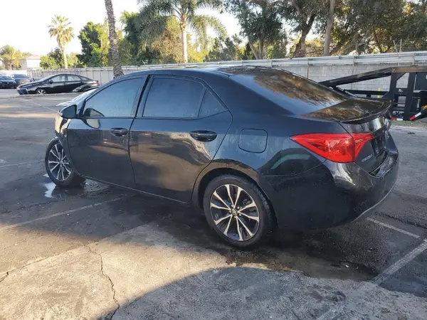 5YFBURHE6JP792065 2018 TOYOTA COROLLA - Image 2