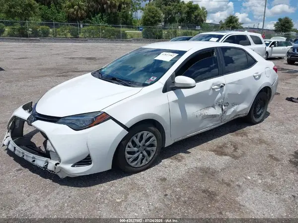 5YFBURHE6JP799937 2018 TOYOTA COROLLA - Image 2