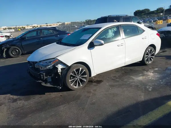 5YFBURHE6JP800813 2018 TOYOTA COROLLA - Image 2