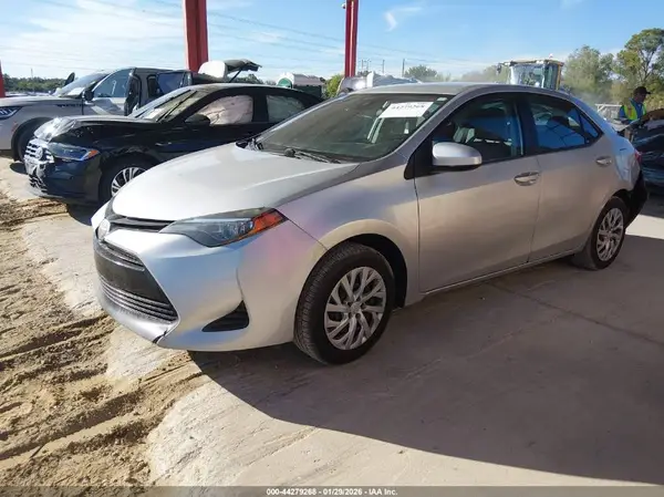 5YFBURHE6JP802142 2018 TOYOTA COROLLA - Image 2
