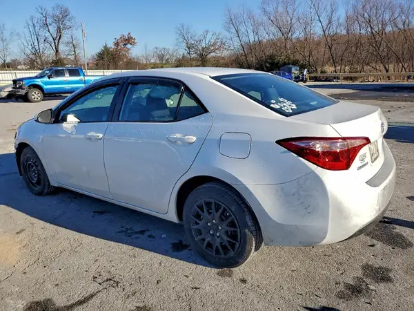 5YFBURHE6JP803405 2018 TOYOTA COROLLA - Image 2