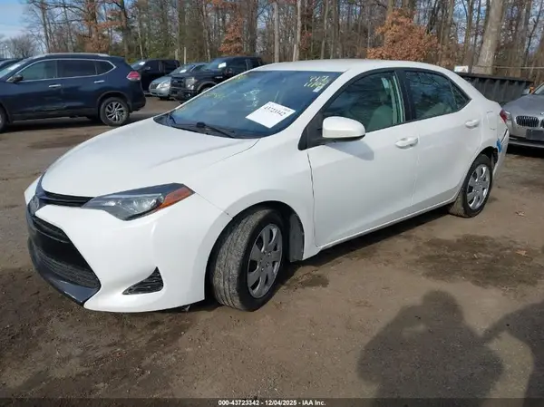 5YFBURHE6JP806577 2018 TOYOTA COROLLA - Image 2