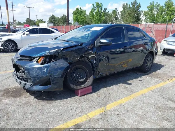 5YFBURHE6JP808667 2018 TOYOTA COROLLA - Image 2