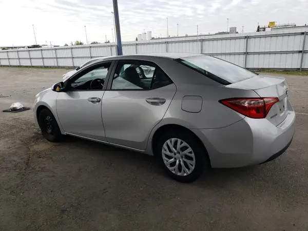 5YFBURHE6JP811262 2018 TOYOTA COROLLA - Image 2