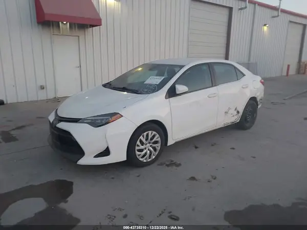 5YFBURHE6JP812220 2018 TOYOTA COROLLA - Image 2