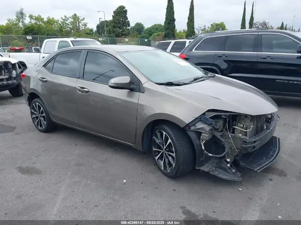 5YFBURHE6JP813853 2018 TOYOTA COROLLA - Image 1