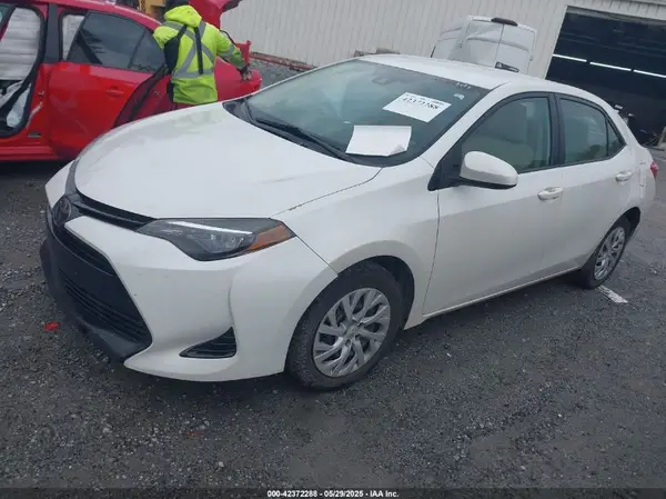 5YFBURHE6JP814291 2018 TOYOTA COROLLA - Image 2