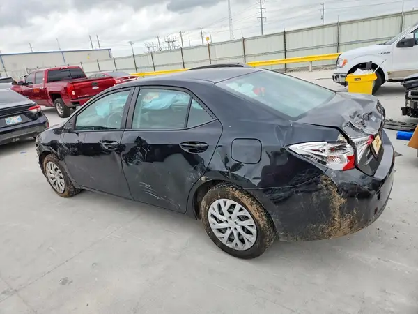 5YFBURHE6JP814579 2018 TOYOTA COROLLA - Image 2