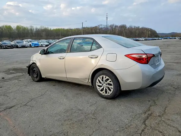 5YFBURHE6JP814713 2018 TOYOTA COROLLA - Image 2