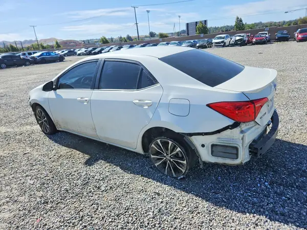5YFBURHE6JP816400 2018 TOYOTA COROLLA - Image 2
