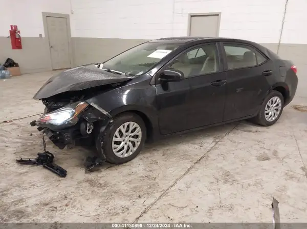 5YFBURHE6JP817773 2018 TOYOTA COROLLA - Image 2