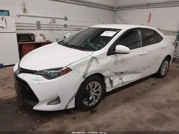 5YFBURHE6JP818230 2018 TOYOTA COROLLA - Image 2