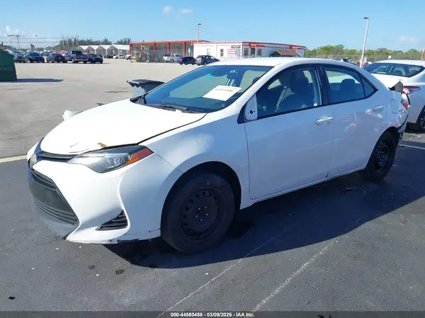 5YFBURHE6JP819488 2018 TOYOTA COROLLA - Image 2