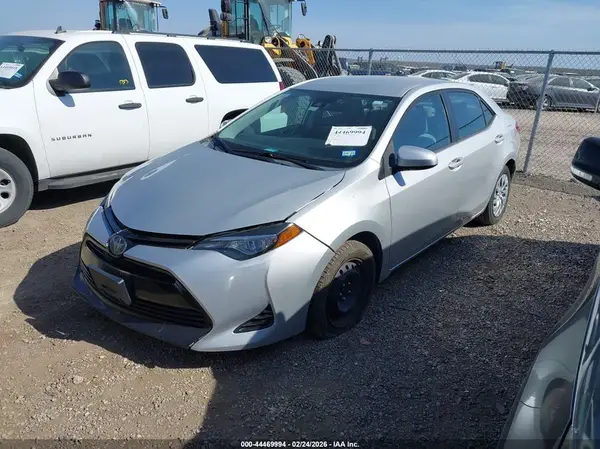 5YFBURHE6JP820141 2018 TOYOTA COROLLA - Image 2