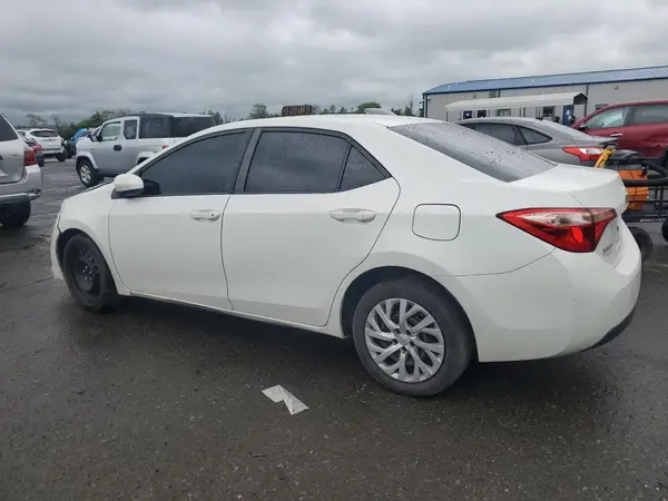 5YFBURHE6JP820270 2018 TOYOTA COROLLA - Image 2