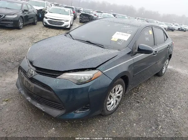 5YFBURHE6JP820799 2018 TOYOTA COROLLA - Image 2