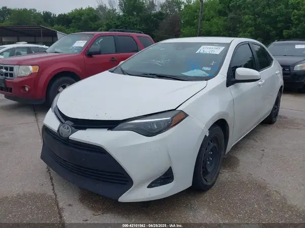 5YFBURHE6JP821936 2018 TOYOTA COROLLA - Image 2