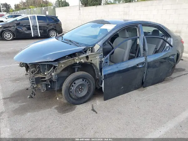 5YFBURHE6JP822049 2018 TOYOTA COROLLA - Image 2