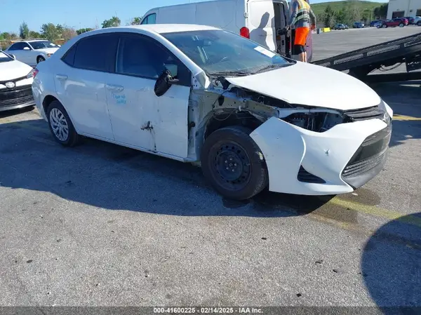 5YFBURHE6JP822567 2018 TOYOTA COROLLA - Image 1