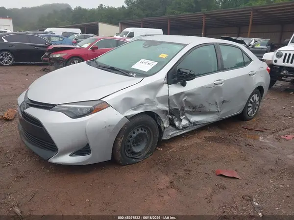 5YFBURHE6JP823654 2018 TOYOTA COROLLA - Image 2