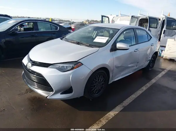 5YFBURHE6JP823718 2018 TOYOTA COROLLA - Image 2