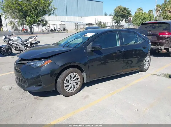 5YFBURHE6JP826733 2018 TOYOTA COROLLA - Image 2