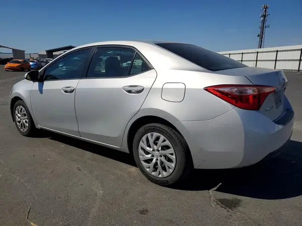 5YFBURHE6JP826781 2018 TOYOTA COROLLA - Image 2