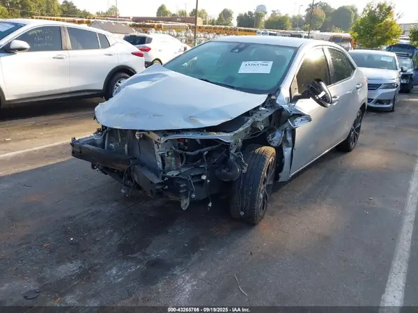 5YFBURHE6JP827476 2018 TOYOTA COROLLA - Image 2