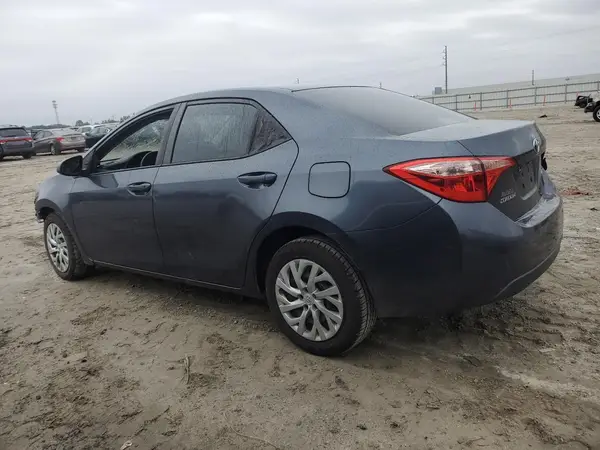 5YFBURHE6JP827963 2018 TOYOTA COROLLA - Image 2