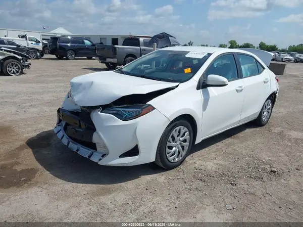 5YFBURHE6JP829776 2018 TOYOTA COROLLA - Image 2