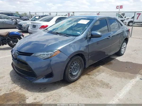 5YFBURHE6JP834623 2018 TOYOTA COROLLA - Image 2