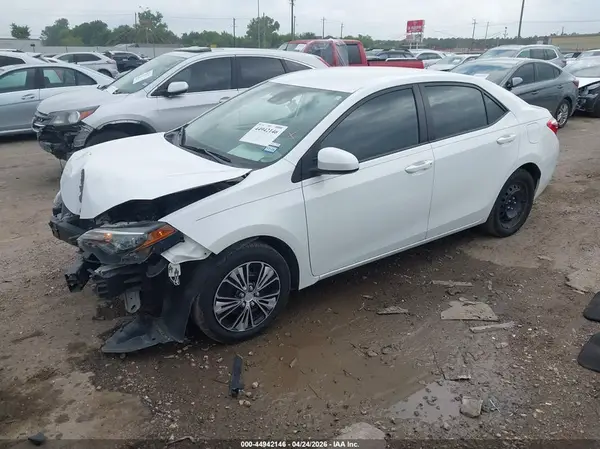 5YFBURHE6JP836484 2018 TOYOTA COROLLA - Image 2