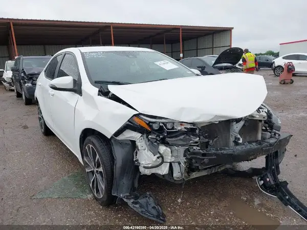 5YFBURHE6JP840941 2018 TOYOTA COROLLA - Image 1