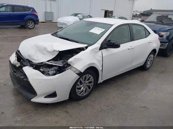 5YFBURHE6JP841281 2018 TOYOTA COROLLA - Image 2