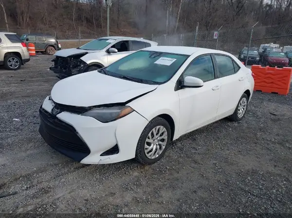 5YFBURHE6JP842172 2018 TOYOTA COROLLA - Image 2
