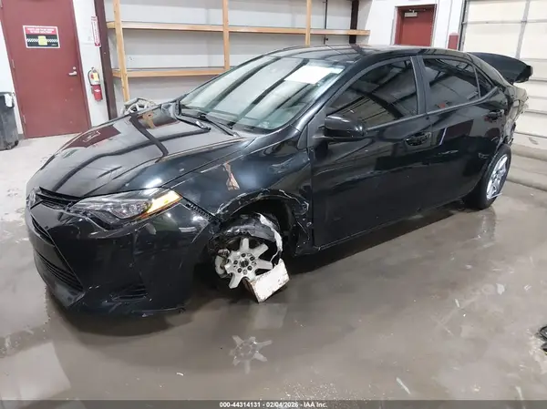 5YFBURHE6JP842768 2018 TOYOTA COROLLA - Image 2